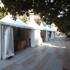 Casetas preparadas, este jueves, en la plaza Fernando Miranda de Ponferrada.