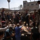 Palestinos heridos en un ataque israelí al este de Jan Yunis llegan al hospital Nasser, en el sur de la Franja de Gaza, el 22 de julio de 2024.EFE/EPA/HAITHAM IMAD