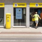 Imagen de archivo de una oficina de Correos en Mahón (Menorca). EFE/David Arquimbau Sintes