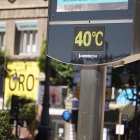 Un termómetro de la capital durante una jornada de calor en una imagen de archivo.