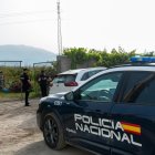 Agentes de la policía en el lugar donde la mujer apareció asesinada en Motril (Granada). EFE/ Alba Feixas