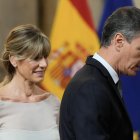 El presidente del Gobierno, Pedro Sánchez, y su esposa, Begoña Gómez. EFE/Borja Sánchez-Trillo