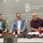 El concejal de Ferias y Mercados de Valencia de Don Juan, Ángel Pérez, el vicepresidente de la Diputación, Roberto Fernández, y el presidente de la DO León, Rafa Blanco.