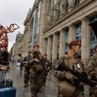 Militares franceses patrullan frente a la estación Gare du Nord en París, tras el "atentado masivo" sufrido por la red de trenes de alta velocidad francesa.