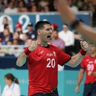 El español Abel Serdio celebra con sus compañeros de la selección española de balonmano al finalizar el partido de balonmano entre España y Eslovenia en la fase preliminar de los Juegos Olímpicos París 2024, en París, Francia. EFE/ Miguel Gutiérrez