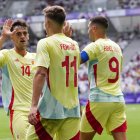 El futbolista español Fermín López (c) celebra con sus compañeros Abel Ruiz (d) y Aimar Oroz (i) tras marcarle un gol a la República Dominicana durante el partido del Grupo C de fútbol masculino de los Juegos Olímpicos de París 2024 disputado en el Estadio de Burdeos. EFE/ M. Reino