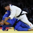 El judoca español Francisco Garrigos (azul) compite ante el georgiano Giorgi Sardalashvili durante el combate por la Medalla de Bronce de Judo -60 kg Masculino de los Juegos Olímpicos de París 2024 este sábado, en la capital francesa. EFE/ Chema Moya