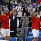 Los tenistas españoles Rafael Nadal (i) y Carlos Alcaraz celebran la victoria en el partido de dobles frente a los argentinos Máximo González y Andrés Molteni, correspondiente a la primera ronda de dobles masculino de tenis de los Juegos Olímpicos de París 2024 en la pista Phillipe Chatrier de París. EFE/ Juanjo Martín