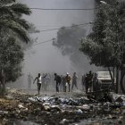 Palestinos desplazados internos corren en busca de refugio tras un ataque aéreo israelí contra la escuela Khadija en la ciudad de Deir Al Balah, Franja de Gaza, el 27 de julio de 2024. EFE/EPA/MOHAMMED SABER