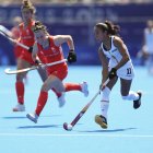 La española Marta Segu (d) controla la bola durante el partido W06 del grupo B femenino en el marco de los Juegos Olímpicos de París 2024 en Colombes, Francia, este domingo. EFE/ Sashenka Gutierrez