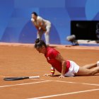 La tenista española Sara Sorribes cae durante su partido de primera ronda individual femenina de los Juegos Olímpicos de París 2024 contra la checa Barbora Krejcikova. EFE/ Juanjo Martín