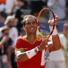 El tenista español Rafael Nadal celebra tras vencer al húngaro Marton Fucsovics en la primera ronda individual masculina de los Juegos Olímpicos de París 2024 en la pista Philippe-Chatrier del complejo de tenis Roland Garros, este domingo en París, Francia. EFE/ Juanjo Martín