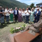 La estatua de Vicente Díaz, rodeada de vecinos y personalidades en el acto de homenaje celebrado este domingo en Peranzanes.