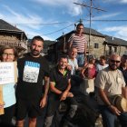 Vecinos de San Cristóbal de Valdueza en la plaza del pueblo para pedir a la Diputación que les arregle 8 kilómetros de carretera destrozada desde Salas de los Barrios.