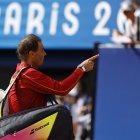 El tenista español Rafael Nadal celebra tras vencer al húngaro Marton Fucsovics en la primera ronda individual masculina de los Juegos Olímpicos de París 2024 en la pista Philippe-Chatrier del complejo de tenis Roland Garros, este domingo en París, Francia. EFE/ Juanjo Martín