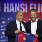 El presidente del FC Barcelona, Joan Laporta (i), junto a Hansi Flick, nuevo entrenador alemán del FC Barcelona. EFE/ Alberto Estévez