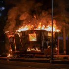 Fotografía de un módulo de la Policía Nacional Bolivariana (PNB) incendiado durante las protestas por los resultados de las elecciones presidenciales este lunes, en la autopista Prados del Este, en Caracas (Venezuela). EFE/ Henry Chirinos