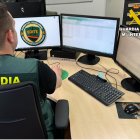 Un agente del Equipo de investigación tecnológica de la Guardia Civil