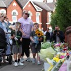 Dos niños depositan flores en el lugar del apuñalamiento múltiple registrado en Southport, Gran Bretaña, el 30 de julio de 2024. EFE/EPA/ADAM VAUGHAN