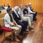 En primer plano los acusados y detrás, al fondo, varios de los trabajadores de Friger afectados por los impagos en el juicio celebrado en Ponferrada.