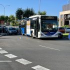 Un choque impacta con un bus en la glorieta del Edificio Europa y provoca atascos en todo el entorno