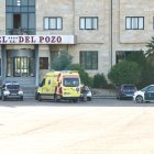 Ambulancia y Guardia Civil a la entrada del Chalé de Pozo, donde esta mañana se ha registrado una pelea