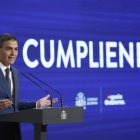 El presidente del Gobierno, Pedro Sánchez, hace este miércoles balance del curso político antes del paréntesis de agosto, al que el Ejecutivo llega con un preacuerdo con ERC para la investidura de Salvador Illa en Cataluña, con el anuncio de una querella contra el juez que investiga a Begoña Gómez y con buenos datos económicos pero sin presupuestos. EFE/ Mariscal