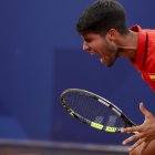 El tenista español Carlos Alcaraz durante su partido de tercera ronda del torneo individual masculino de tenis de los Juegos Olímpicos de París 2024 disputado contra el ruso Roman Safiullin en el complejo de tenis Roland Garros de París. EFE/ Juanjo Martín