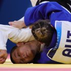 La austriaca Michaela Polleres (azul)) y la española Ai Tsunoda Roustant (blanco) en acción durante la categoría -70kg en los Campos de Marte de París, Fancia. EFE/EPA/TERESA SUAREZ