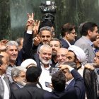 Fotografía de archivo en donde se ve al líder político de Hamas, Ismail Haniyeh (C), que hace un signo de victoria rodeado de legisladores iraníes en el parlamento iraní en Teherán, Irán. EFE/Abedin Taherkenareh