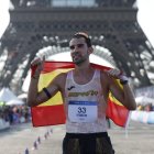 El atleta español Martín Álvaro celebra su medalla de bronce al finalizar la prueba de los 20km marcha masculinos de los Juegos Olímpicos de París 2024, este jueves, en la capital francesa. EFE/ Miguel Toña