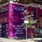 En la imagen, local abierto por grupos en contra del aborto frente a una clínica. EFE/Berta Pinillos