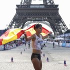 La española María Pérez celebra la plata en la prueba de los 20km marcha femeninos de los Juegos Olímpicos de París 2024, este jueves, en la capital francesa. EFE/ Miguel Toña