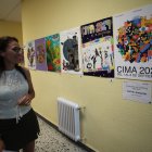 La concejala de Juventud, Eva González, observa el cartel ganador de Cima 2024