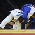 El español Niko Shera (azul) combate contra el suizo Daniel Eich en la ronda de cuartos de final de la categooría -100kg en judo masculino en el marco de los Juegos Oímpicos París 2024, este jueves, en la capital francesa.