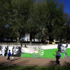 Mural dedicado al pueblo gitano en la orilla del río Bernesga a la altura del puente de San Marcos.