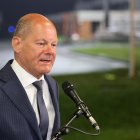 El canciller alemán, Olaf Scholz, habla con los medios de comunicación después de recibir a los prisioneros intercambiados cuando llegaron en un avión a la sección militar del aeropuerto de Colonia, Alemania, el 1 de agosto de 2024. EFE/EPA/CHRISTOPH REICHWEIN / POOL EPA-EFE/CHRISTOPH REICHWEIN / POOL