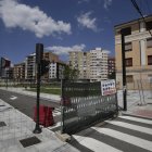 Las valles cierran la entrada a la urbanización del nuevo sector de la estación de Feve.