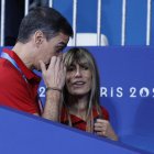 El presidente del Gobierno, Pedro Sánchez, junto a su mujer Begoña Gómez, durante la competición de judo de los Juegos Olímpicos París 2024 este pasado sábado. EFE/ Chema Moya