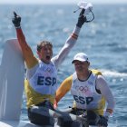 Los españoles Diego Botín y Florian Trittel celebran la medalla de oro lograda en la clase 49erFX de los Juegos Olímpicos de Paris 2024. EFE/EPA/OLIVIER HOSLET