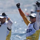 Los medallistas de oro Diego Botin (i) y Florian Trittel celebran tras imponerse en la carrera de medallas y conquistar el oro de la clase 49erFX masculina de los Juegos Olímpicos de París 2024. EFE/EPA/SEBASTIEN NOGIER