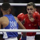 El boxedor español Rafael Lozano Serrano (rojo) se enfrenta al dominicano Yunior Alcantara Reyes (azul) durante su combate de boxeo masculino de 51kg de cuartos de final. EFE/ Miguel Gutiérrez