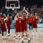 La seleccion española masculina de baloncesto se despide del público tras perder ante Canadá. EFE/EPA/ALEX PLAVEVSKI