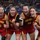 El equipo español celebra la victoria ante Canadá durante el partido de baloncesto femenino 3x3 celebrado entre Canadá y España en los Juegos Olímpicos París 2024 en la capital gala, este viernes. EFE/MIGUEL GUTIERREZ