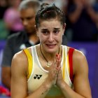 Carolina Marín se despide de los aficionados que la ovacionan tras retirarse de la semifinal olímpica de bádminton, que dominaba frente a la china Bing Jiao. EFE/EPA/DIVYAKANT SOLANKI