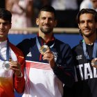 Novak Djokovic, Carlos Alcaraz y Lorenzo Musetti posan en el podio.