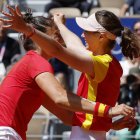 Cristina Bucsa y Sara Sorribes celebran tras ganar a las checas Karolina Muchova y Linda Noskova.