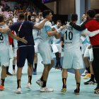 Los jugadores españoles celebran la victoria ante Croacia durante el partido de ronda preliminar de balonmano masculino, entre España y Croacia, en los Juegos Olímpicos París 2024 que se celebra, este domingo, en la capital francesa. EFE/ Miguel Toña