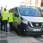 Vehículo de los servicios funerarios en las inmediaciones del lugar del suceso