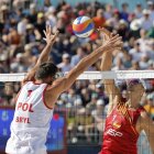 El español Pablo Herrera (d) durante el partido de octavos de final del torneo olímpico de voley playa masculino contra los polacos Michal Bryl (i, de espaldas) y Bartosz Losiak. EFE/Lavandeira Jr